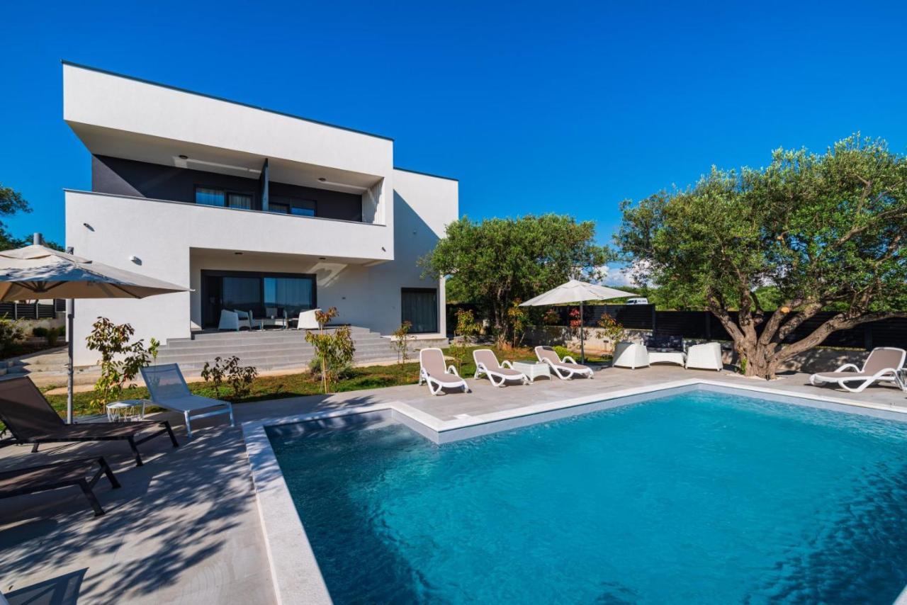 Crowonder Sun Dance Apartments With Heated Swimming Pool Seaview And Garden 스베티필립아이자코브 외부 사진