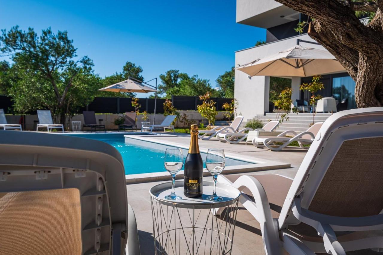 Crowonder Sun Dance Apartments With Heated Swimming Pool Seaview And Garden 스베티필립아이자코브 외부 사진