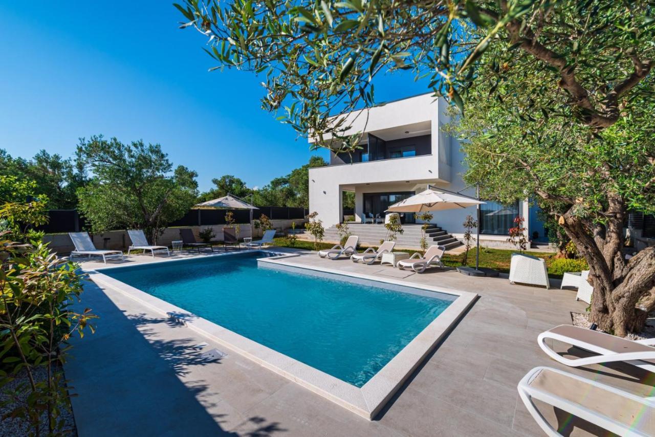Crowonder Sun Dance Apartments With Heated Swimming Pool Seaview And Garden 스베티필립아이자코브 외부 사진